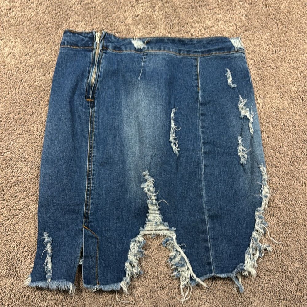 Super stretch denim skirt with distressing ! Size large - Picture 2 of 7
